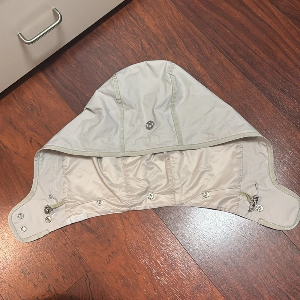 Lululemon Peplum Rainjacket size 2 w/ hood - Picture 7 of 9